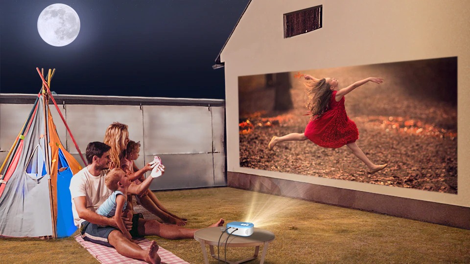 Watch movies with family in the courtyard